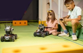 ילדים משחקים ברובוט